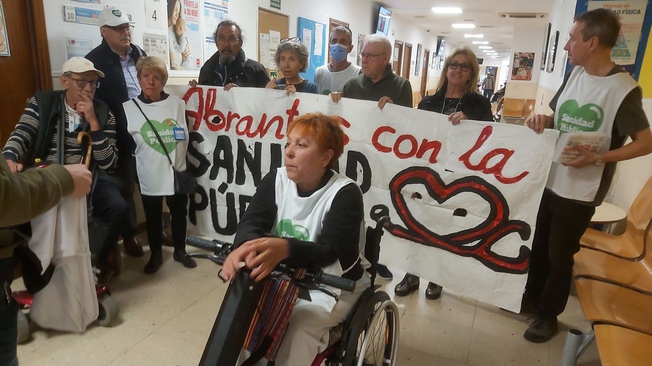 Vecinos se encierran en el Centro de Salud Abrantes de Carabanchel