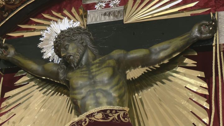 La imagen del Cristo de la Salud de Valdemoro queda dañada tras el reventón húmedo