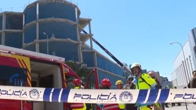 Los dos trabajadores atrapados en Madrid podrían estar bajo una losa de hormigón de ocho toneladas