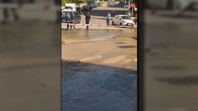 La rotura de una tubería obliga a cortar el tráfico en la Avenida Badajoz