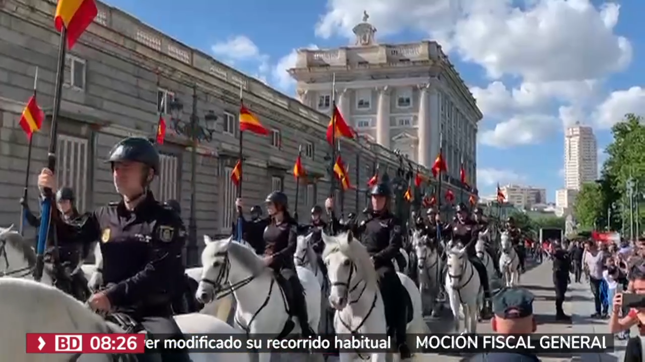 Descenso aéreo, desfile de vehículos y uniformes históricos... La Policía Nacional celebra su bicentenario