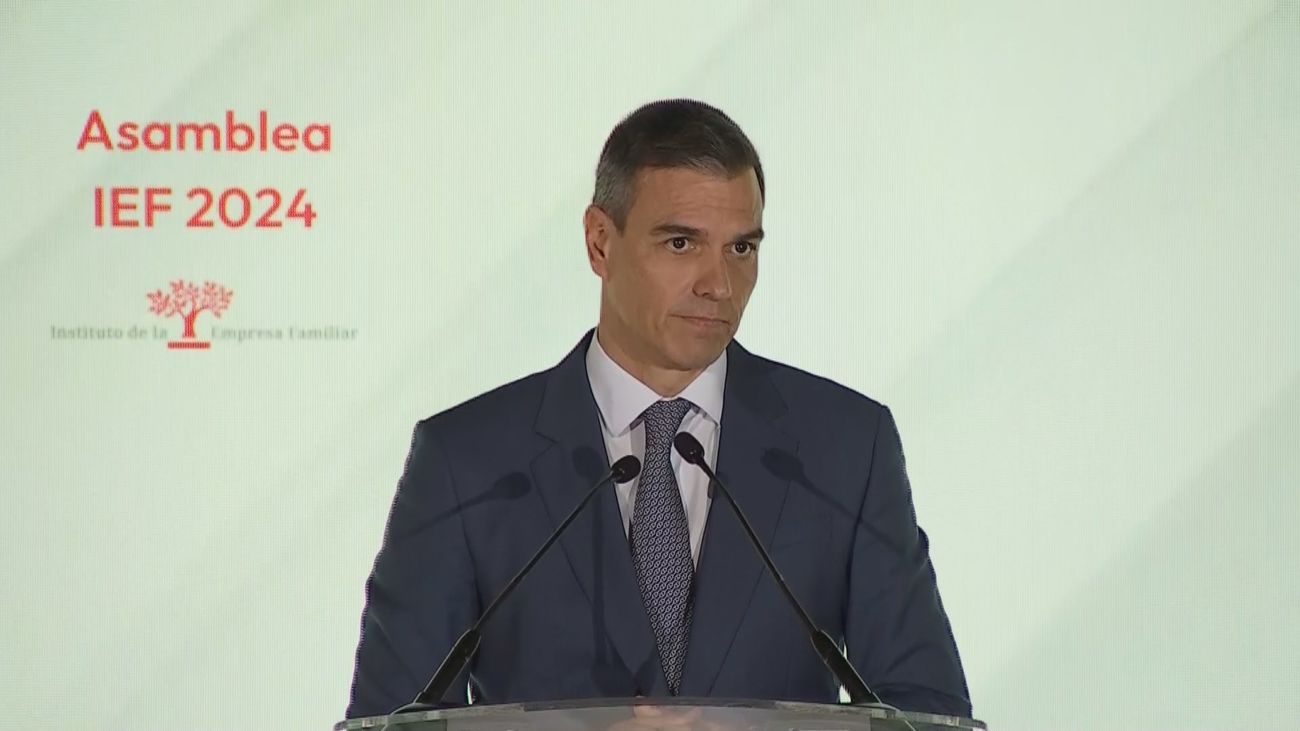 Sánchez pide a los empresarios subir el sueldo a los trabajadores y que ayuden a "defender la democracia"