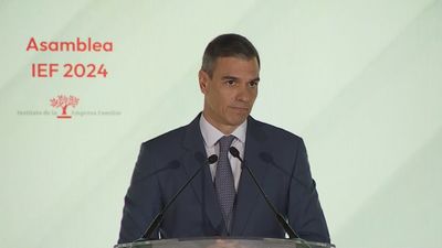 Sánchez pide a los empresarios subir el sueldo a los trabajadores y que ayuden a "defender la democracia"