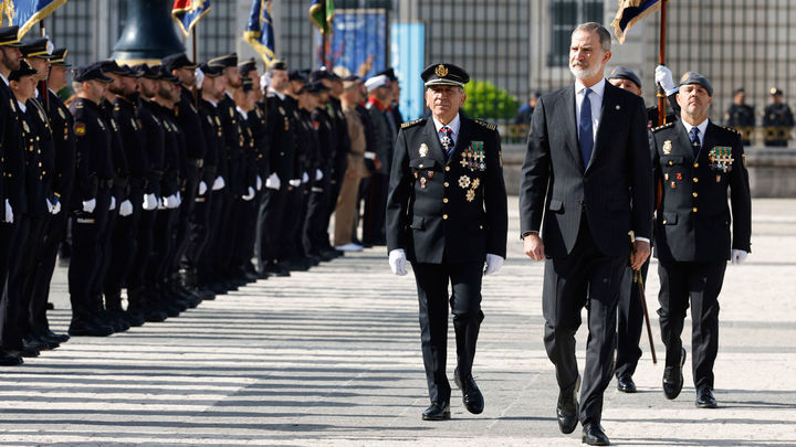 El rey Felipe pasa revista a las tropas a su llegada al acto central conmemorativo del Bicentenario de la Policía Nacional, este miércoles en el Palacio Real