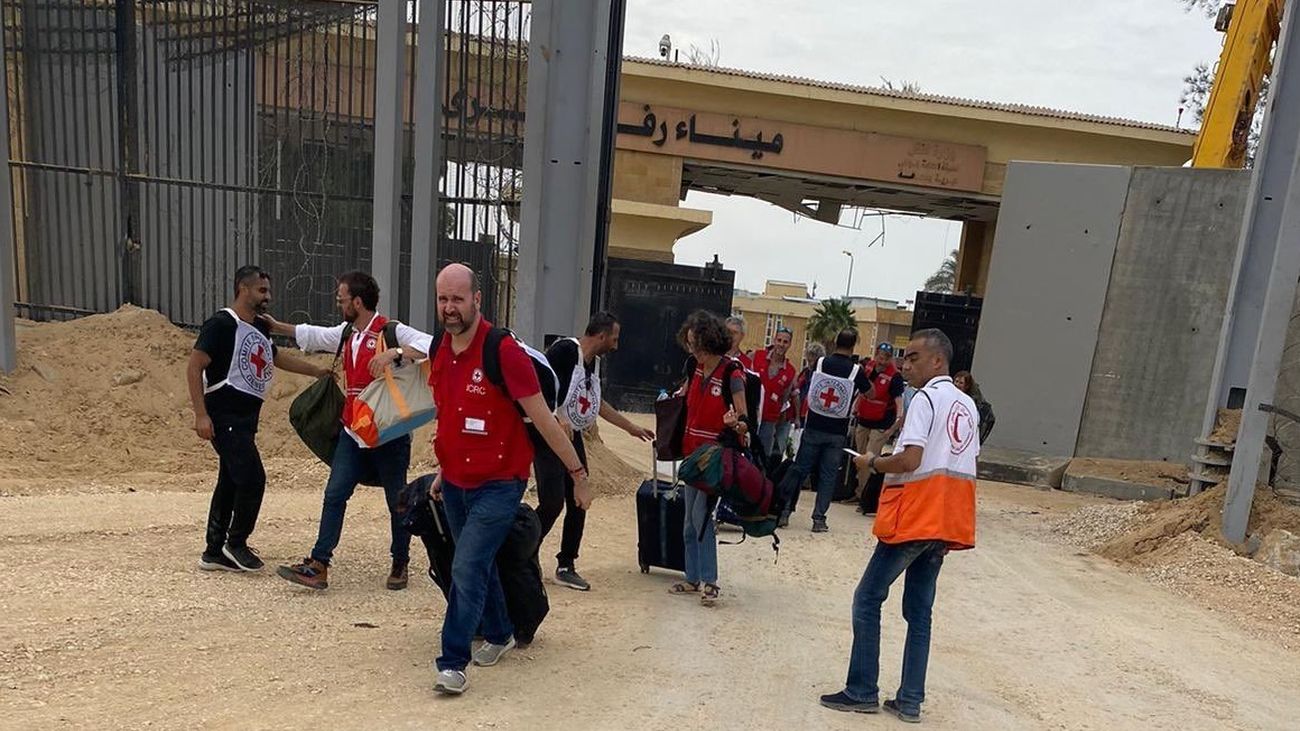 Médicos de Cruz Roja entran en Gaza por el paso de Rafah en octubre de 2023
