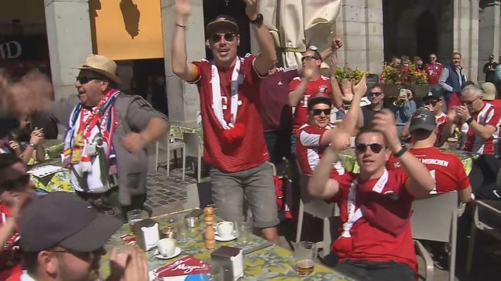 Aficionados del Bayern de Múnich disfrutan del centro de Madrid en la previa de la semifinal con el Real Madrid