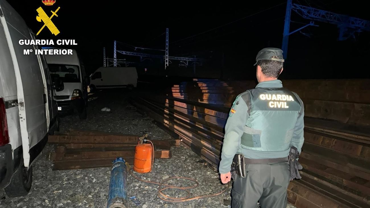 Intervención de la Guardia Civil en Sanchidrián, donde se ha detenido a 17 personas por sustraer vías del tren