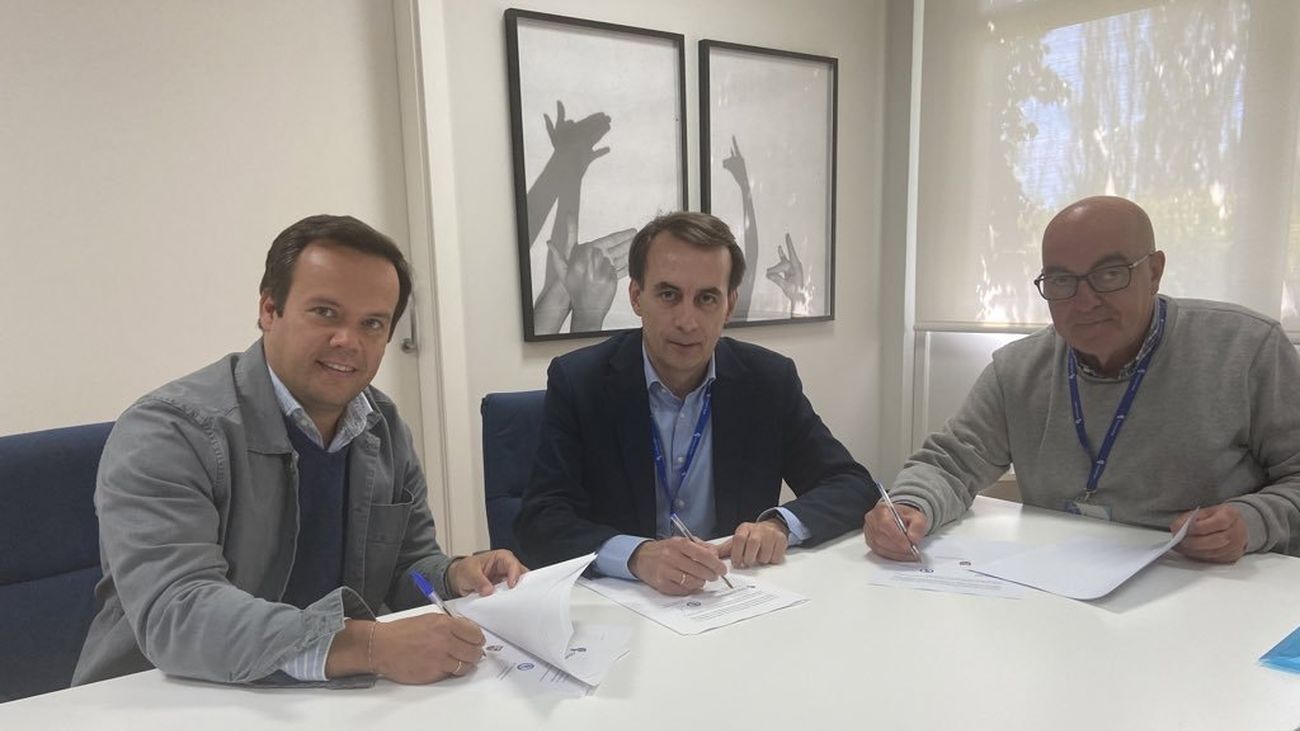Firma del acuerdo entre el Alcobendas CF y el CD Base