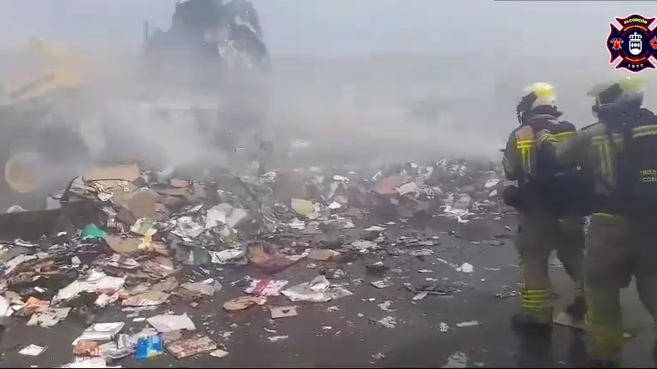 Bomberos de Alcorcón controlan el siniestro declarado en una empresa papelera