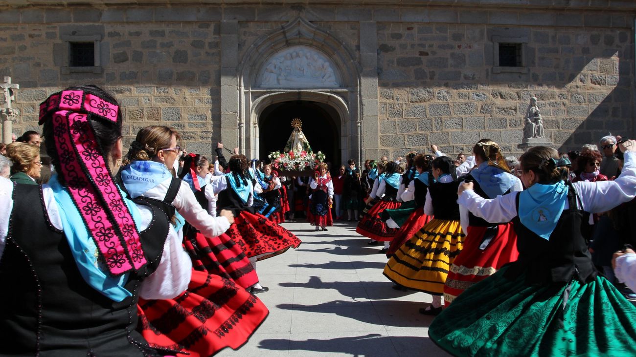 Salida de la Virgen, con baile de jotas e inicio de la Romería de Galapagar