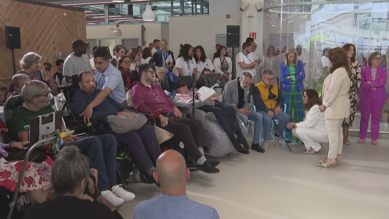 Ayuso pide a los pacientes de ELA que “nunca cejen en su lucha por la vida”