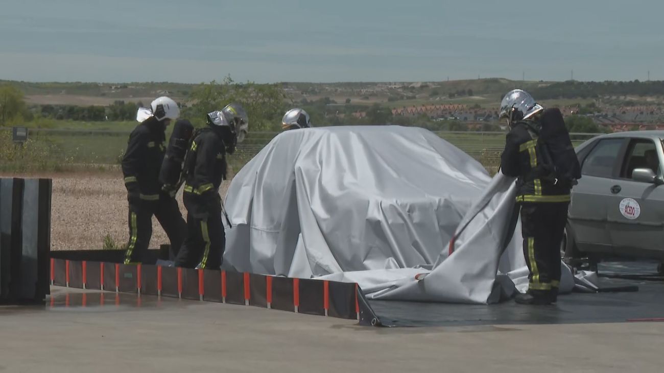Bomberos de la Comunidad de Madrid ensayan nuevas técnicas para extinguir incendios en vehículos eléctricos