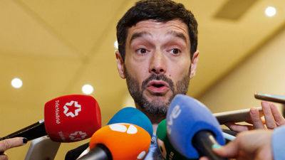 El PP critica a Bustinduy por "irresponsable" y el ministro sostiene que "dañan la democracia"