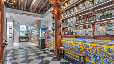 Polvo de momia, veneno, tertulias... Es la farmacia de la Reina Madre