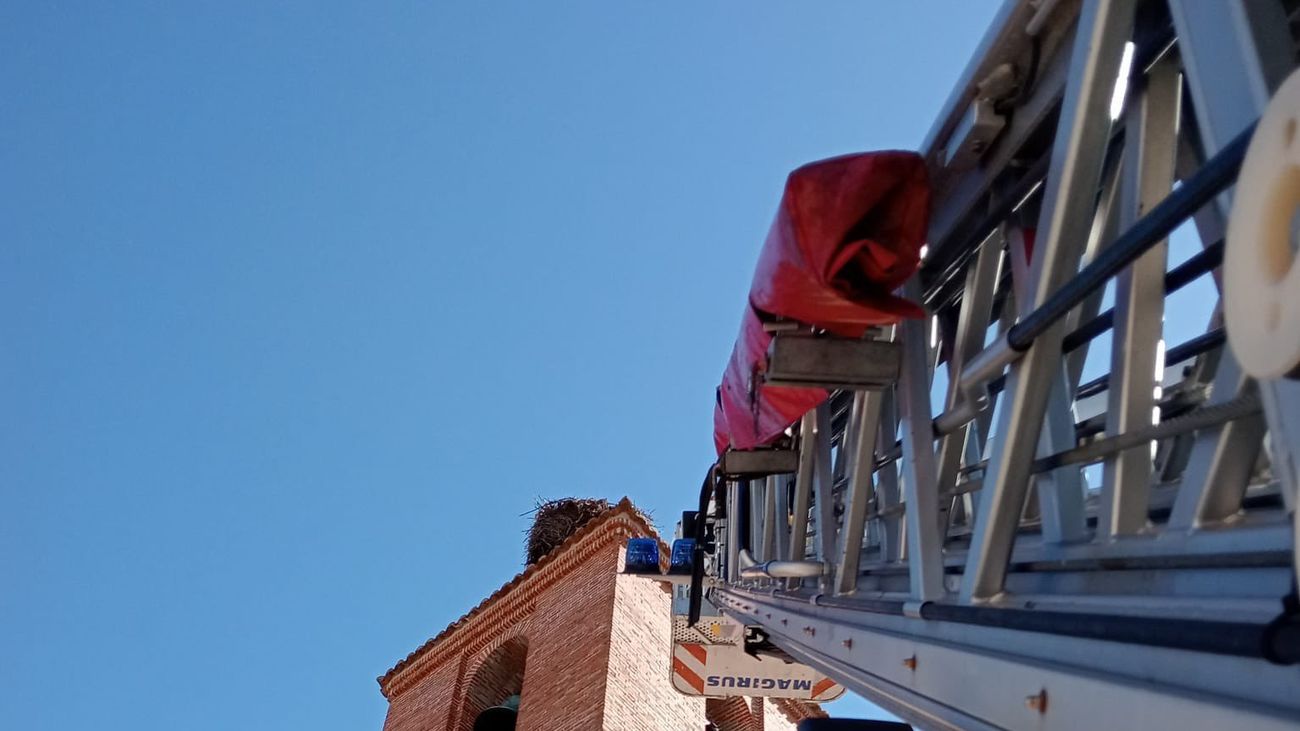 Retiran un nido de cigüeñas en Villamanta por riesgo de caída