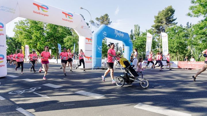 Miles de personas participan en la Carrera de la Mujer en Madrid / EUROPA PRESS