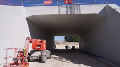 El túnel bajo el tren en el camino del Pozo del Tío Raimundo estará listo a finales de mayo