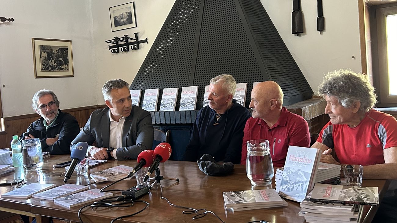 Presentación del libro sobre los 'Cien años de Venta Marcelino' en el propio local del Puerto de los Cotos