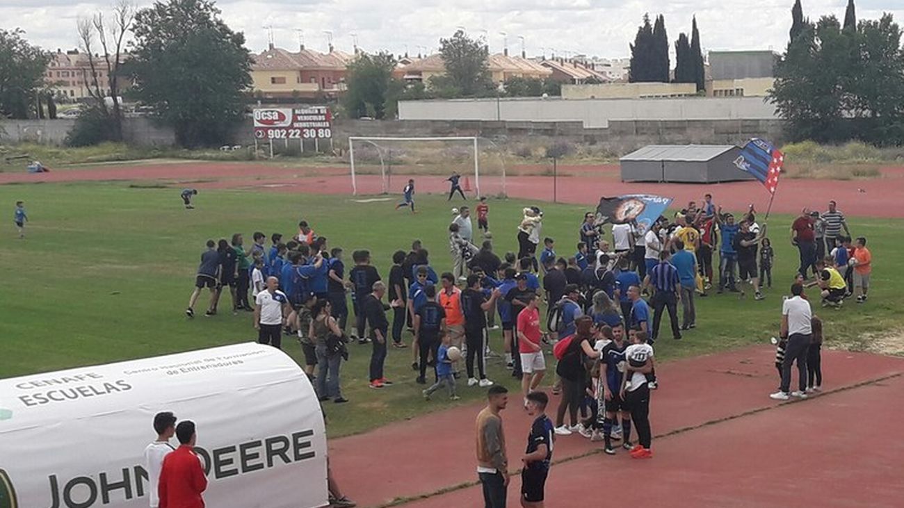 Jugadores y aficionados en el campo de Los Prados, en Parla