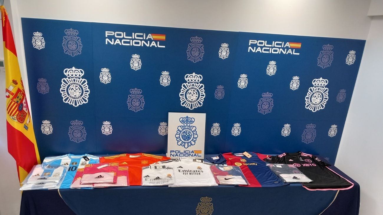 Intervenidas en Parla dos toneladas de ropa deportiva falsificada que se iba a vender durante la Eurocopa