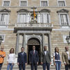 Los  candidatos catalanes, sin Puigdemont, se unen en una foto de familia frente al Palau de la Generalitat