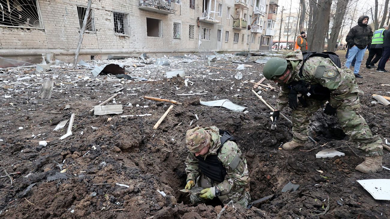 Los expertos recogen los restos de una bomba guiada UMPB D-30 modernizada utilizada por las tropas rusas para atacar una zona residencial en el distrito Shevchenkivskyi de Kharkiv.