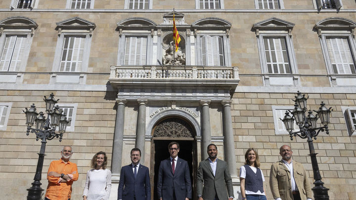 Los  candidatos catalanes, sin Puigdemont, se unen en una foto de familia frente al Palau de la Generalitat