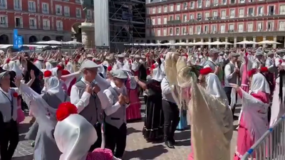 El centro de Madrid se llena de chulapas en un pasacalle castizo por las Fiestas de San Isidro