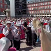 El centro de Madrid se llena de chulapas en un pasacalle castizo por las Fiestas de San Isidro