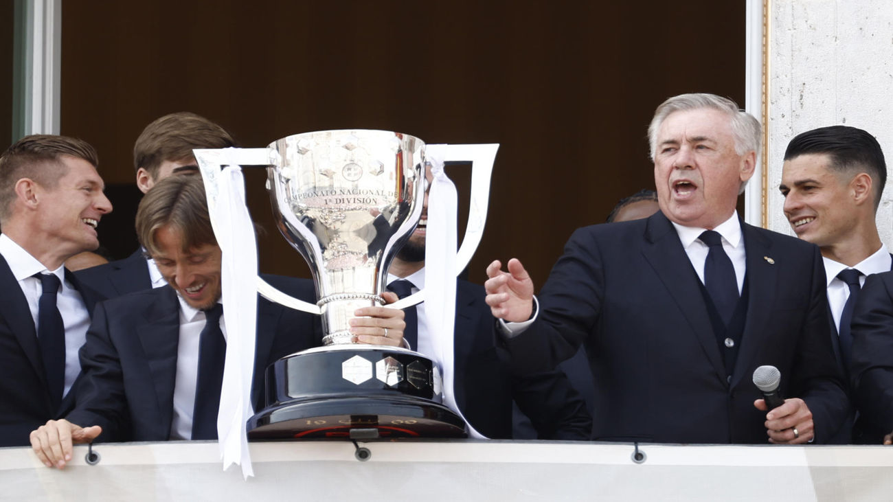 Ancelotti arranca la fiesta  en Sol: canta el himno a capella con la afición
