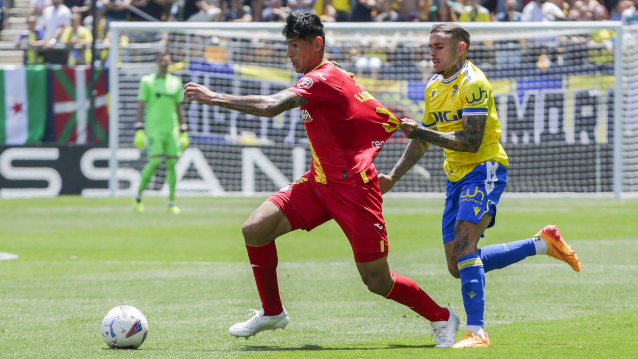 El jugador del Cádiz Roger sujeta de la camiseta a Angileri, del Getafe