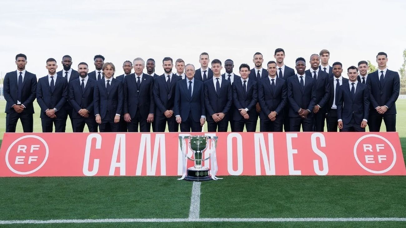El Real Madrid recibe el trofeo de su trigésimo sexta Liga