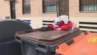 Hallan muerto a un bebé de unos tres meses entre cubos de basura en Barajas