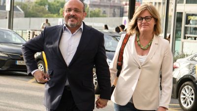 Alejandro Fernández llega a la sede del PP acompañado de su esposa y "con optimismo"