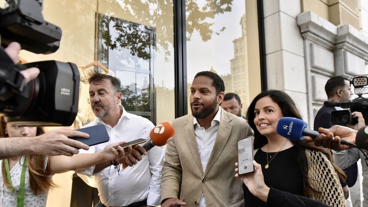 Ignacio Garriga atiende a los medios a su llegada al seguimiento de la jornada electoral / Europa Press