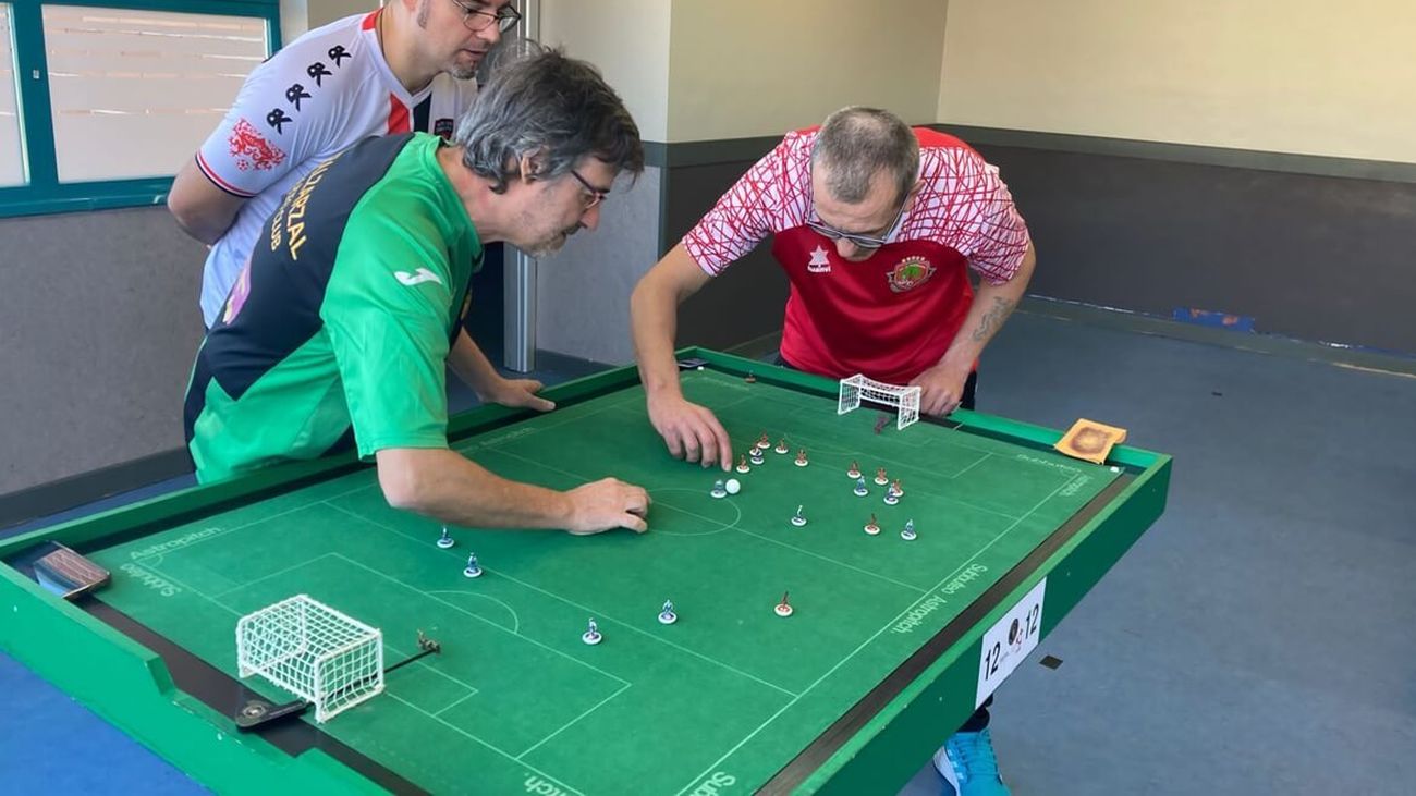 Disputa de un partido de fútbol de mesa