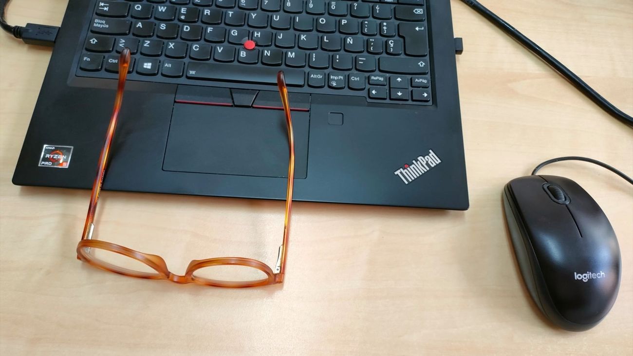 Gafas sobre el teclado de un ordenador