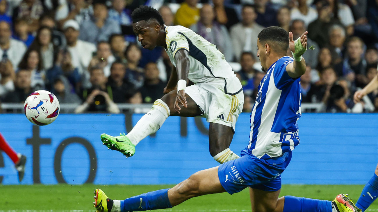 Vinicius Junior chuta para marcar un gol ante el Alavés