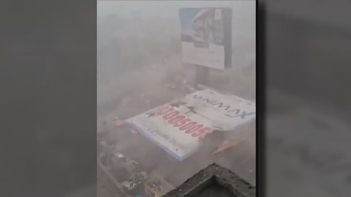 La caída de un cartel publicitario por la lluvia en Bombay deja 14 muertos y 70 heridos