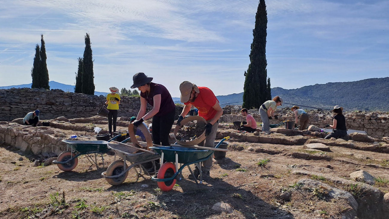 Cribado de material extraído en la excavación arqueológica del Castillo Viejo de Manzanares