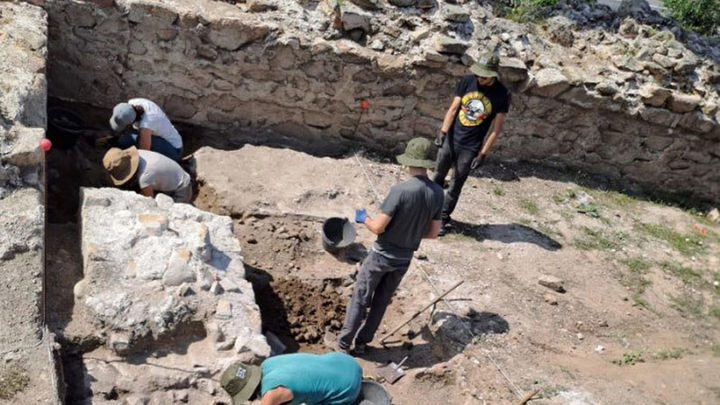 Grupo de personas en la excavación del Castillo Viejo de Manzanares El Real