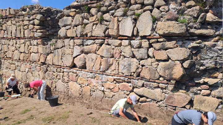 Trabajos arqueológicos en uno de los muros del Castillo Viejo de Mananzares El Real / AYTO MANZANARES EL REAL