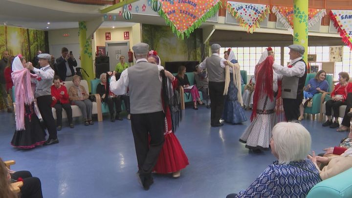 Las Fiestas de San Isidro llegan a las residencias municipales con chulapos y a ritmo de chotis