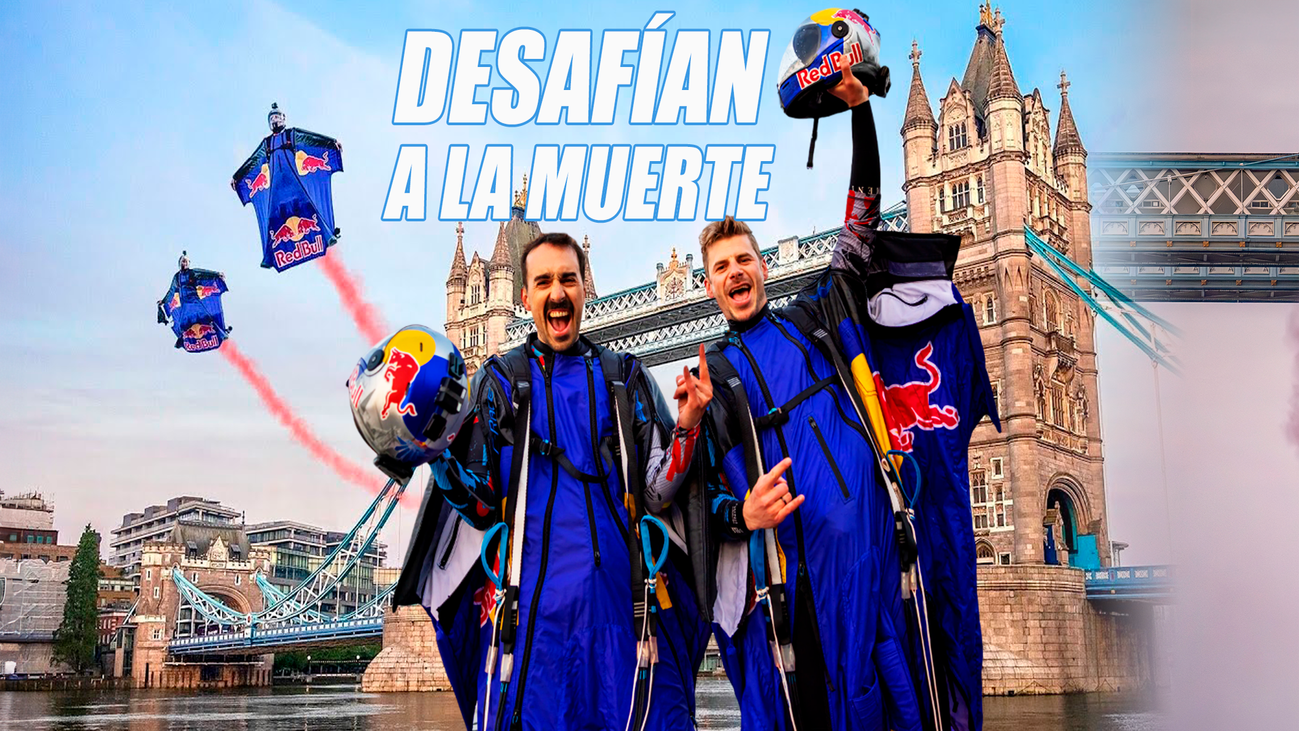 Dos paracaidistas atraviesan el Puente de la Torre de Londres tras un arriesgado salto de vértigo