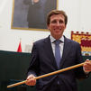 El alcalde de Madrid, José Luis Martínez-Almeida (PP), muestra el bastón de mando en la sesión de constitución del Ayuntamiento de Madrid