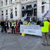 Vecinos de Montecarmelo llevan a Cibeles 14.000 firmas contra la ubicación del cantón de limpieza