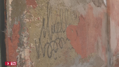 Salvan de la piqueta uno los grafitis de Muelle en una fachada de la Cava Alta de Madrid