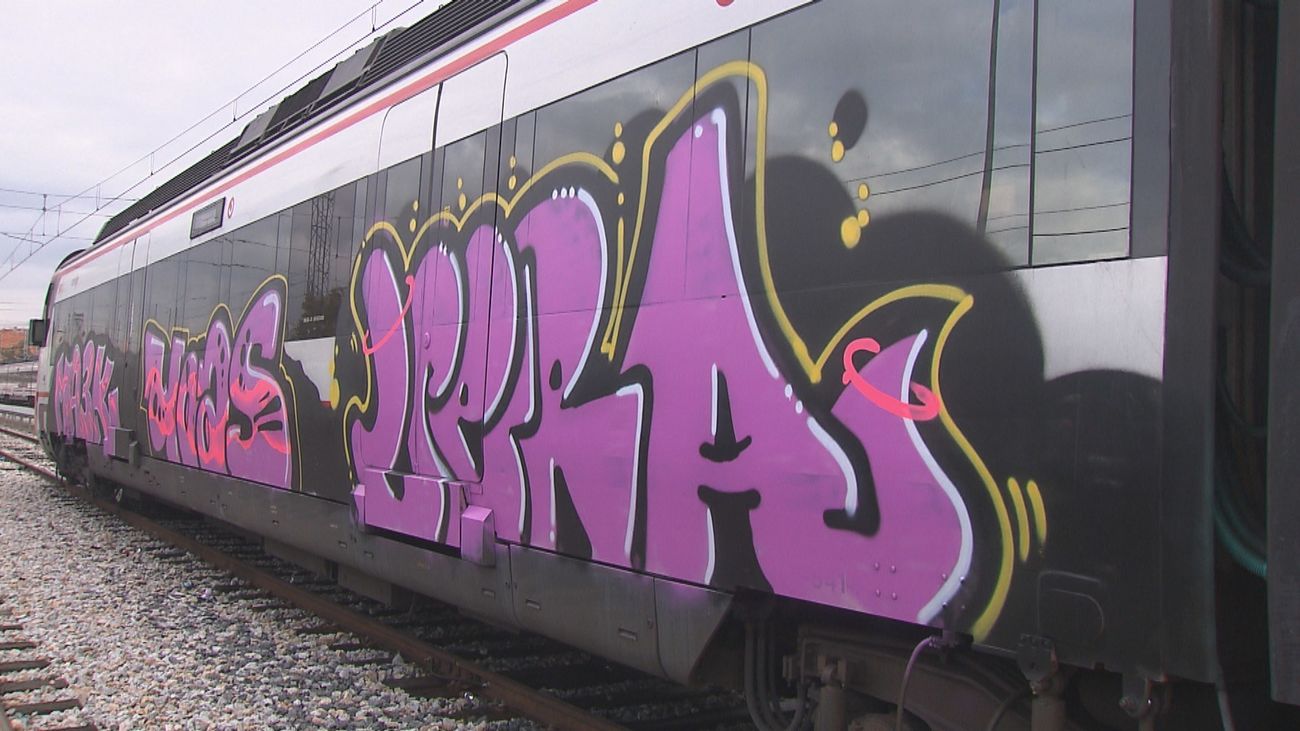 Detenidos dos grafiteros, uno menor, tras inmovilizar un Cercanías y vandalizarlo con pintadas en Canillejas