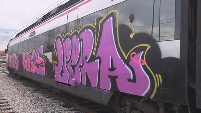 Detenidos dos grafiteros, uno menor, tras inmovilizar un Cercanías y vandalizarlo con pintadas en Canillejas