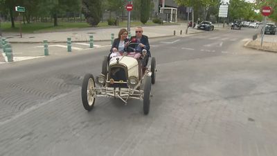 Pozuelo de Alarcón viaja a principios del siglo XX con una exhibición de coches de época